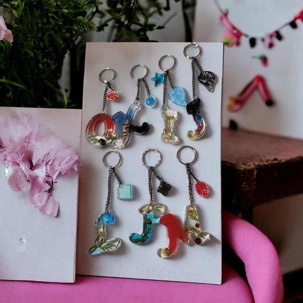 Customizable Epoxy Letter Keychains Unique Designs with Nature-Inspired, Real Plants, and Seashells Discover Now! #EpoxyKeychains #GiftIdeas