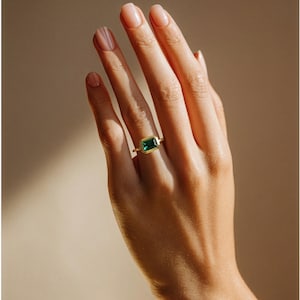 Zielony pierścionek z kamieniem szlachetnym • Naturalny kamień o szlifie szmaragdowym • Minimalistyczny pierścionek platerowany 18-karatowym złotem • Codzienna biżuteria