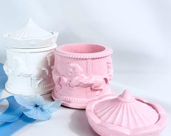 Carrousel personnalisé pour baptême | Contenant pour bougie ou plâtre | Cadeau de naissance élégant | Cadeau pour baby shower | Fait main