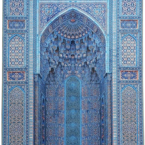 Op de afbeelding: Een rechthoekig gebedskleed met een gedetailleerde blauwe en lichtblauwe architecturale print van een gewelfde boog. Het ontwerp bevat ingewikkelde geometrische en florale patronen over het hele oppervlak, met een centrale nis en zijpanelen.