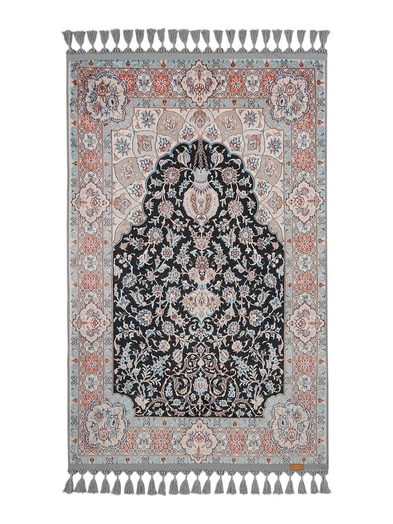 📐 80x125 cm (2'7"x4'1") – Ideal for Daily Salah  
🧵 Thickness: 7 mm  
⚖️ Weight: 1.738 kg/m²  
🪑 Non‑slip Cotton Base – Secure on All Floor Types  
🧺 Machine Washable at 30°C | Robot Vacuum Compatible  
🎨 Fade‑Resistant Navy Blue & Beige Pattern – Elegant & Serene  
🧵 Cotton Braided Tassels – Handcrafted Finish