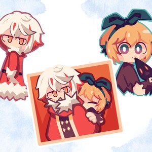 以下が含まれることがあります： 3つの漫画イラスト。赤い衣装に白い髪と白いひげのキャラクターが1人。オレンジ色の髪と濃いリボンのキャラクターがもう1人。3つ目は、最初の2人のキャラクターの額縁画像です。