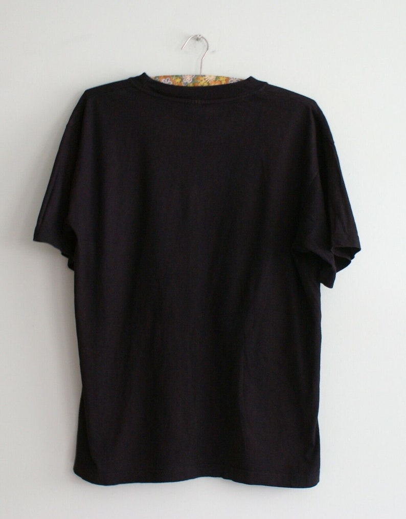K&ouml;nnte beinhalten: Ein schwarzes T-Shirt mit kurzen &Auml;rmeln und Rundhalsausschnitt.