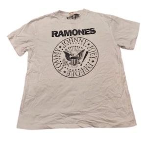 Vintage Ramones Band Tee - Retro Style crop top Concert T-Shirt with Iconic Photo - Classic Rock Apparel - Music Lover Gift