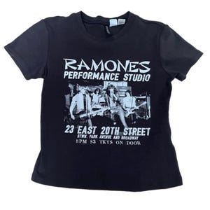 Vintage Ramones Band Tee - Retro Style Concert T-Shirt with Iconic Photo - Classic Rock Apparel - Music Lover Gift