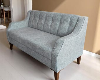 Divano a due posti, divano scandinavo minimalista – divano a due posti con schienale trapuntato e gambe in legno di faggio