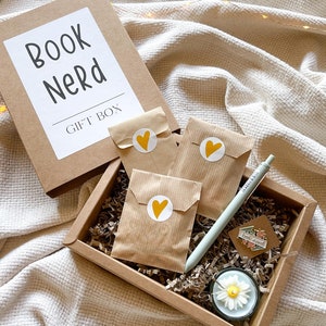 Book Nerd - Gift Box | Geschenkset Buchliebhaber, Geschenk Leseratte, Geschenk Buch, Schlüsselanhänger, Anstecknadel, Bücher markieren