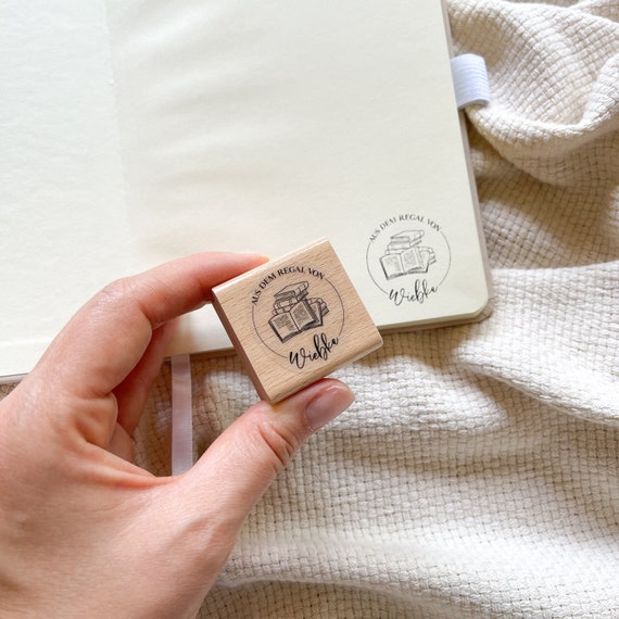 Personalisierter Stempel „Aus dem Regal von ...“ | Geschenk für Bücherwürmer, Geschenkidee Buch, Bibliotheksstempel, Stempel mit Namen