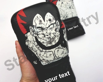 Könnte beinhalten: Schwarze Boxhandschuhe mit Anime-Charakter-Illustrationen in Schwarz, Weiß und Rot. Auf dem Handgelenk steht "your text". Sie sind für Kampfsportarten konzipiert.