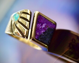 Męski pierścień wykonany na zamówienie z mosiądzu, czaroitu i opalu.