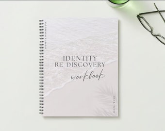 Może przedstawiać: Biało-szary zeszyt w spirali z tekstem "IDENTITY RE DISCOVERY workbook" i stroną internetową "DIOPLIFE.COM". Okładka przedstawia plażę z białymi falami i liściem palmy.