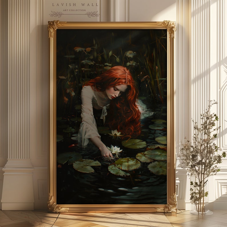 Puede incluir: Una pintura de una mujer con el pelo largo y rojo que se adentra en un estanque con nen&uacute;fares. Lleva un vestido blanco y est&aacute; rodeada de exuberante vegetaci&oacute;n.