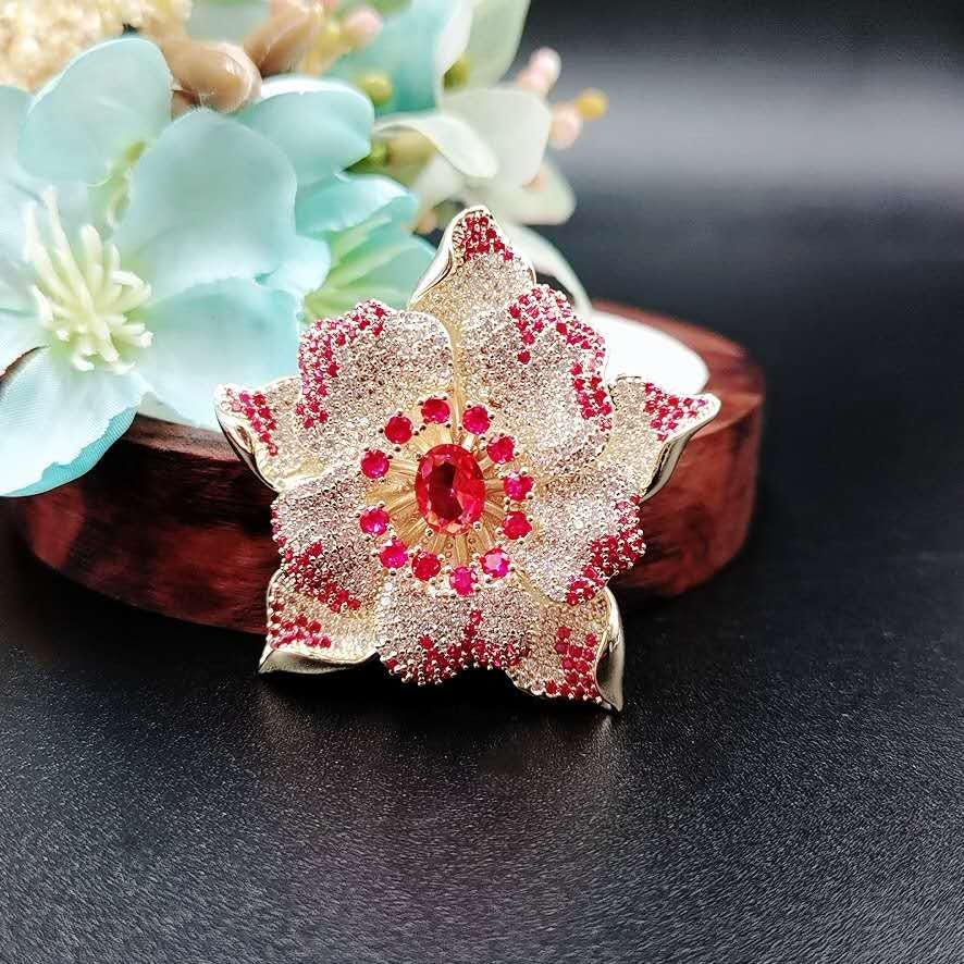 Broche En Or 18 Carats Motif Fleur Pavée De Pierres - Poids 4,5 G - Occasion