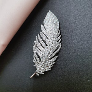 Broche formelle luxueuse de style plumes « Go With The Wind » | Plaqué or blanc 18 carats | Haut de gamme chic | Unisexe | Boucle d'écharpe | Cadeau pour elle