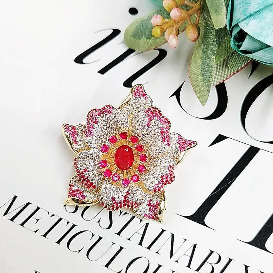 Broche En Or 18 Carats Motif Fleur Pavée De Pierres - Poids 4,5 G - Occasion