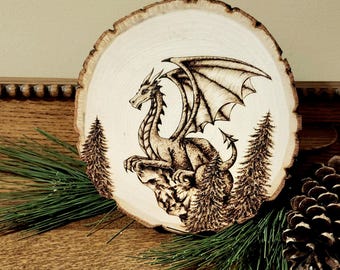 Losa de madera con dragón pirograbado para decoración del hogar de fantasía