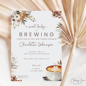 Può includere: Invito per baby shower con decorazioni floreali e illustrazione di tazza di caffè. L'invito recita "a sweet baby is brewing" e include i dettagli dell'evento, come il nome dell'invitato d'onore, la data, l'ora e il luogo. Il design incorpora un tema del caffè.