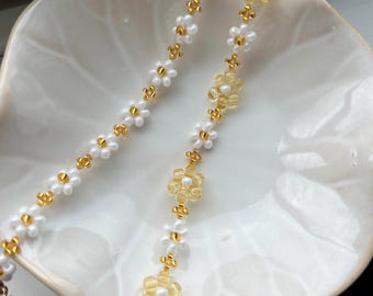 White Daisy Bracelet Beaded Flower Bracelet Set Matching Friendship Bracelets Handmade Gold Jewelry Bridesmaids Gift for Her Wedding Jewelry