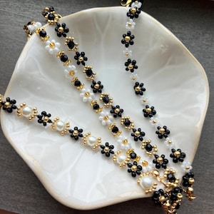Pulsera de flores con cuentas doradas, pulsera de margaritas negras, pulsera de margaritas blancas hecha a mano, juego de pulseras de la amistad a juego, regalo para ella, regalo para mamá