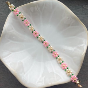 Pink Floral Bracelet Pink Beaded Flower Bracelet Green Seed Bead Bracelet Dainty Gold Jewelry Handmade Pink Daisy Bracelet Gift for Her