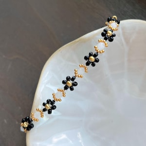 Black and Gold Beaded Flower Bracelet Black Daisy Bracelet Gold Dainty Jewelry Handmade Seed Bead Bracelet Black and Gold Bead Bracelet Gift