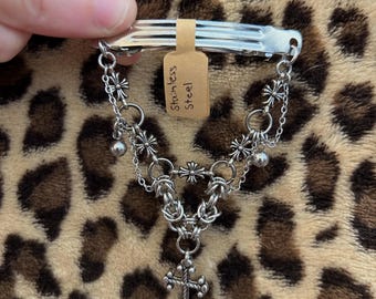 Cross chainmail hair clip