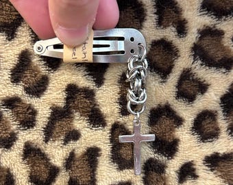 Chainmail cross hair clip