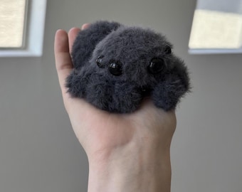 Araignée sauteuse duveteuse en peluche amigurumi crochetée à la main