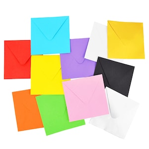 Puede incluir: Una colección de sobres cuadrados de colores en varios tonos, incluyendo rojo, azul, amarillo, verde, naranja, morado, rosa, negro y blanco. Los sobres están dispuestos sobre un fondo blanco.