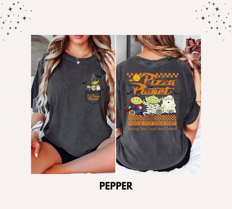 Pode incluir: Camiseta cor pimenta com um design Pizza Planet. O bolso frontal tem um gr&aacute;fico de alien&iacute;genas e o logotipo Pizza Planet. A parte de tr&aacute;s exibe o logotipo Pizza Planet e personagens com o texto "FOOD & FUN SPACE PORT Serving Your Local Star Cluster!"