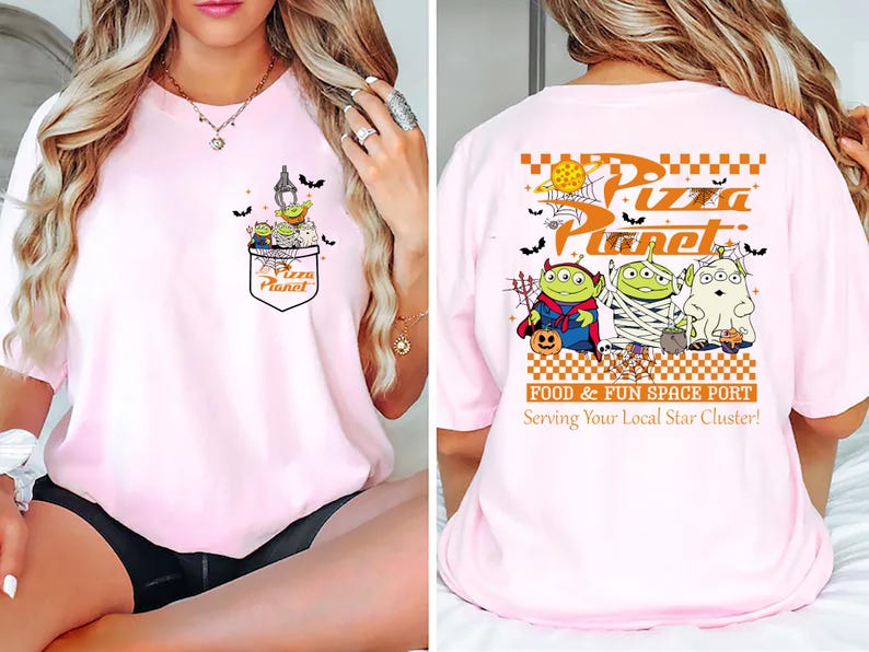 Pode incluir: Camiseta rosa claro com design Pizza Planet. O gr&aacute;fico do bolso frontal inclui alien&iacute;genas e morcegos. A parte de tr&aacute;s exibe o logotipo Pizza Planet e alien&iacute;genas com tema de Halloween. Um estilo divertido e casual.