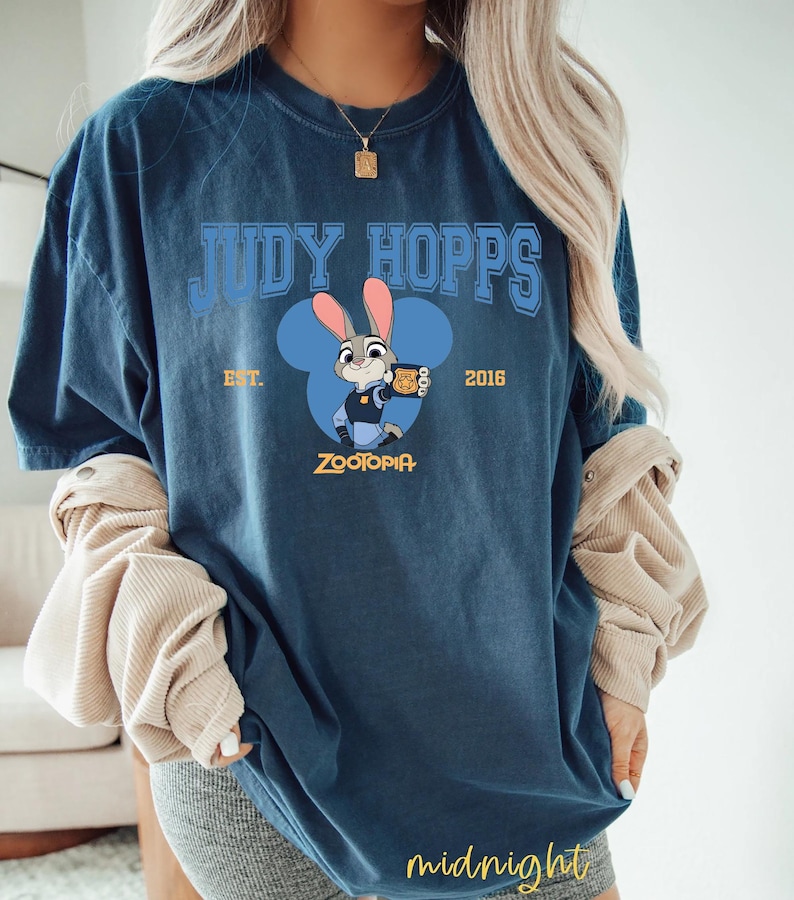 Op de afbeelding: Set van drie keramische mokken met een gespikkelde, matte afwerking. De mokken zijn in cr&egrave;me, lichtgrijs en donkergrijs. Elke mok heeft een eenvoudig, minimalistisch ontwerp.