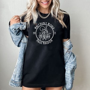 Puede incluir: Camiseta negra con un gr&aacute;fico blanco del castillo de Cenicienta y el texto "Walt Disney World 1971 Magic Kingdom".