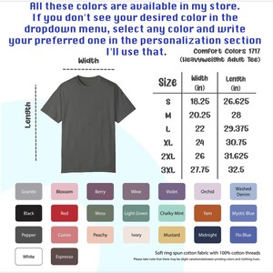 Puede incluir: Un gr&aacute;fico que muestra el tama&ntilde;o y las medidas de una camiseta en pulgadas. El gr&aacute;fico incluye el ancho y la longitud de la camiseta en tallas S, M, L, XL, 2XL y 3XL. El gr&aacute;fico tambi&eacute;n incluye una tabla de colores con 20 opciones de colores diferentes para la camiseta.