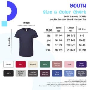 Op de afbeelding: Marineblauwe jeugd-T-shirt met korte mouwen en een maat- en kleurentabel. De tabel toont maten van YS tot YXL, met breedtes van 38,7 cm tot 46,4 cm en lengtes van 53 cm tot 61,9 cm.