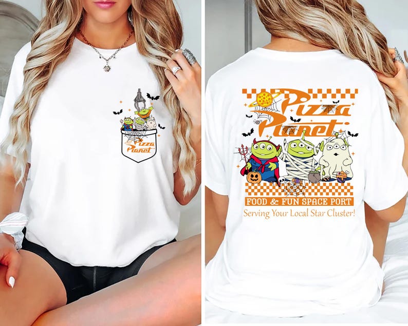 Pode incluir: Camiseta branca com um design Pizza Planet com tema de Halloween. O bolso frontal tem um gr&aacute;fico de alien&iacute;genas e o logotipo Pizza Planet. A parte de tr&aacute;s exibe o logotipo Pizza Planet, alien&iacute;genas fantasiados e o texto "Food & Fun Space Port".