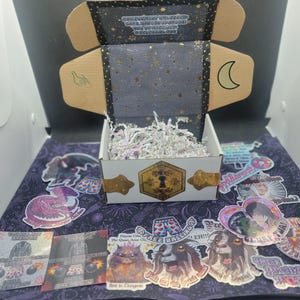 Pegatina de vinilo de la caja celestial de Carl Dungeon Crawler