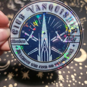 Puede incluir: Una pegatina holográfica con un diseño azul y blanco. La pegatina presenta una espada y el texto "Club Vanquisher Members Only. Heathens will find no solace here."