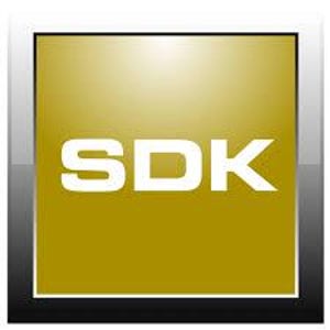 Könnte beinhalten: Eine quadratische Grafik mit goldenem Farbverlauf und weißem Rand. Die weißen Buchstaben "SDK" sind auf dem goldenen Hintergrund zentriert.