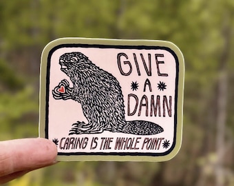 Pegatina Give a Damn Beaver: calcomanía de vinilo mate con impresión en bloque.