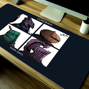 Puede incluir: Una alfombrilla de escritorio rectangular azul oscuro con un gráfico de cuatro paneles con ilustraciones de cascos y el texto "LORDRAN DARK DAYS" en blanco. La alfombrilla está diseñada para una configuración de computadora y está colocada sobre un escritorio de madera.
