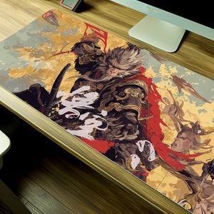 Puede incluir: Una alfombrilla de escritorio rectangular con una ilustración detallada de un guerrero en tonos negros, rojos y dorados. La obra de arte tiene un estilo pictórico con una composición dinámica. La alfombrilla está diseñada para proteger la superficie del escritorio.