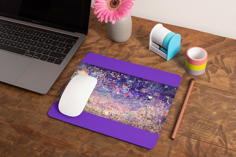 Puede incluir: Una alfombrilla de rat&oacute;n de color morado con un dise&ntilde;o abstracto colorido. La alfombrilla de rat&oacute;n tiene un borde morado y un rat&oacute;n blanco est&aacute; encima.