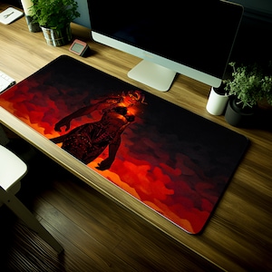 Könnte beinhalten: Ein langes, rechteckiges Mauspad mit einer feurigen Illustration einer weiblichen Figur. Das Kunstwerk ist überwiegend rot und schwarz, wobei die Gestalt der Frau aus einer Flammenwolke hervortritt. Das Mauspad ist für den Computergebrauch konzipiert.