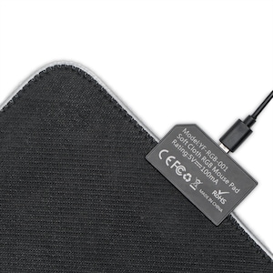 Puede incluir: Un tapete para rat&oacute;n RGB de tela suave negro y gris con un cable USB conectado al tapete. El tapete tiene un borde blanco y el texto "Model: YF-RGB-001 Soft Cloth RGB Mouse Pad Rating: 5V=100mA CEFCO ROHS MADE IN CHINA" impreso en el tapete.