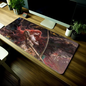 Può includere: Tappetino per mouse rettangolare con un'illustrazione di arte fantasy. Raffigura un personaggio con lunghi capelli rossi, che tiene in mano una grande lama ricurva. L'opera d'arte utilizza una tavolozza di colori scuri con sfumature di rosso, nero e oro.