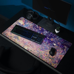 Puede incluir: Un colorido tapete de rat&oacute;n para juegos con un dise&ntilde;o morado, rosa y azul que presenta una variedad de personajes de dibujos animados. Un teclado negro con retroiluminaci&oacute;n arco&iacute;ris y un rat&oacute;n para juegos negro est&aacute;n sobre el tapete de rat&oacute;n.