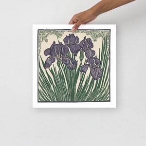 Puede incluir: Una impresión de estilo vintage de iris púrpuras con hojas verdes y fondo crema.
