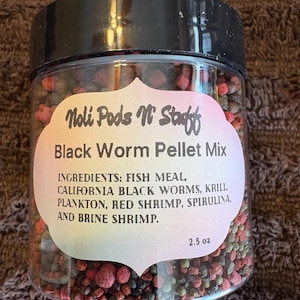 Zwarte worm en vispellets