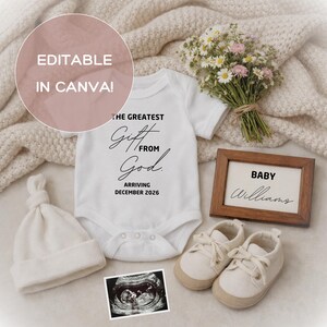 Puede incluir: Un body blanco para bebé con el texto "THE GREATEST GIFT FROM GOD. ARRIVING DECEMBER 2026" se muestra con un gorro a juego, una imagen de ultrasonido y zapatos de bebé. También se muestra un marco de madera con la palabra "BABY" y el nombre "Williams".